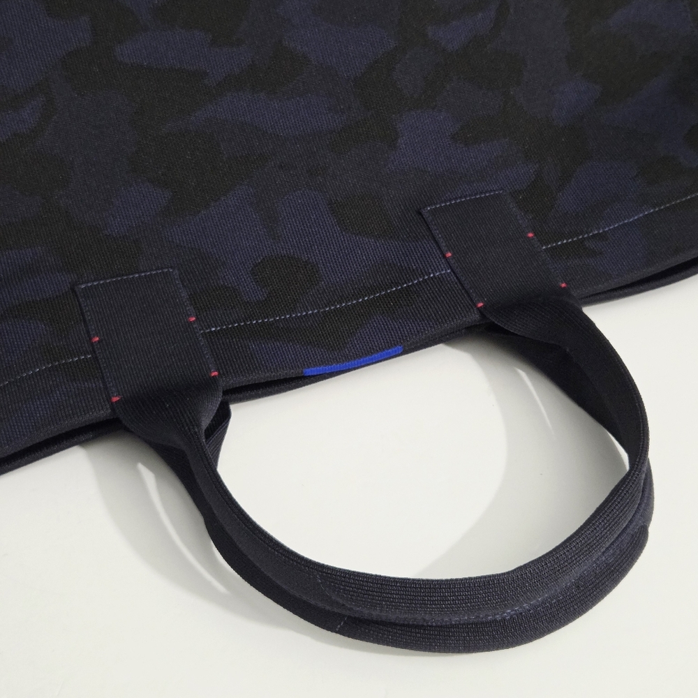 ROTHY'S THE WEEKENDER BAG IN MIDNIGHT CAMO CAMOUFLAGE OVERNIGHTER BAG - Picture 8 of 11